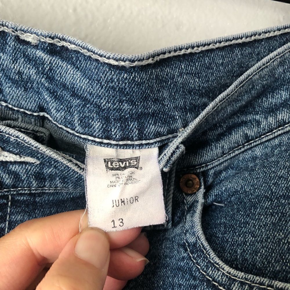 Vintage Levi’s medium wash blue denim shorts junior size 13/30 - Picture 9 of 10